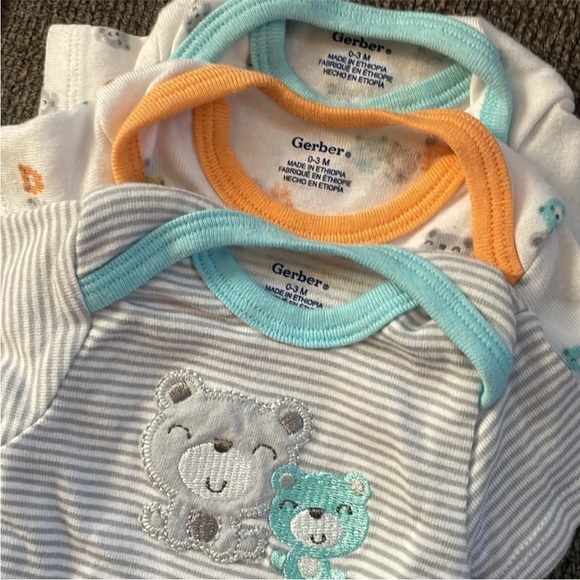 Gerber Baby Bear Themed Onesies 0-3M - Picture 3 of 3